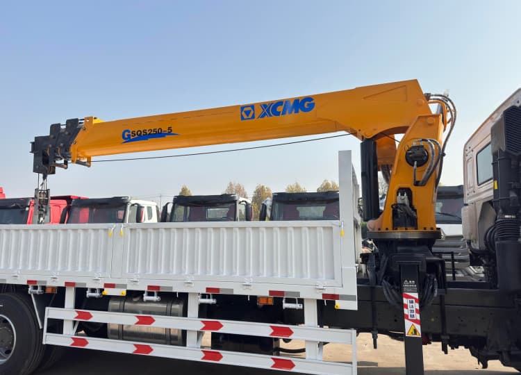 Remanufactured Crane Truck Howo Truck-Mounted Crane with XCMG 11-Ton Boom 5 remanufactured Howo truck-mounted crane with XCMG 11-ton boom (2)