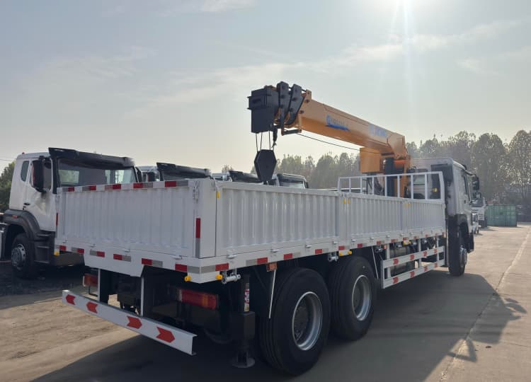 Remanufactured Crane Truck Howo Truck-Mounted Crane with XCMG 11-Ton Boom 4 remanufactured crane truck Howo truck-mounted crane with XCMG 11-ton boom